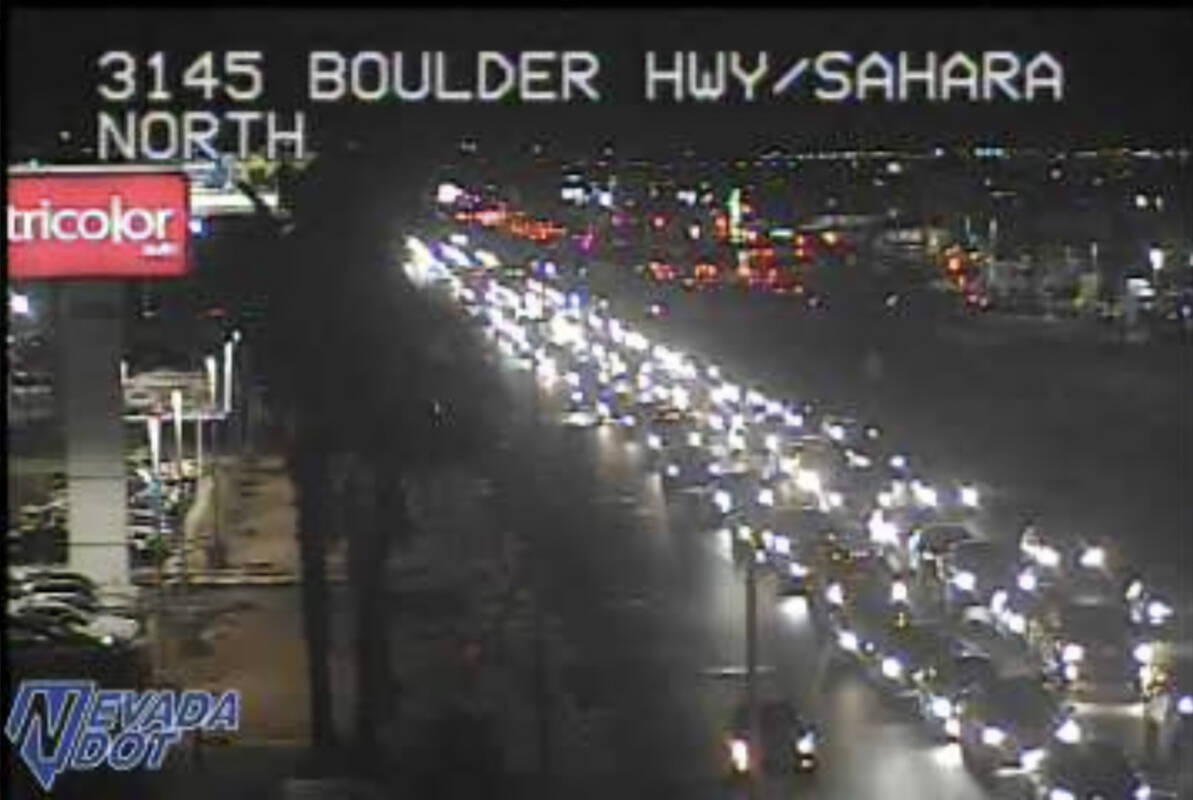 El tráfico se detiene en Boulder Highway en dirección sur cuando el tráfico se desvía de la ...