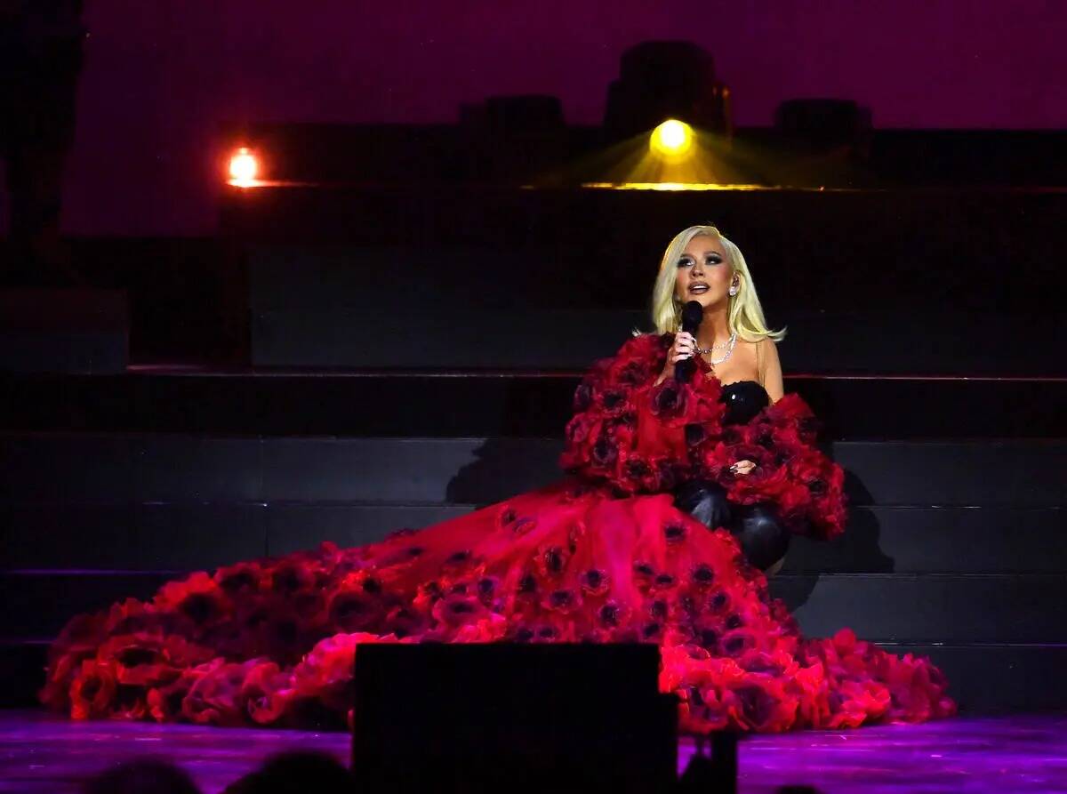 Christina Aguilera se presenta en su espectáculo inaugural en Voltaire en The Venetian, el 30 ...