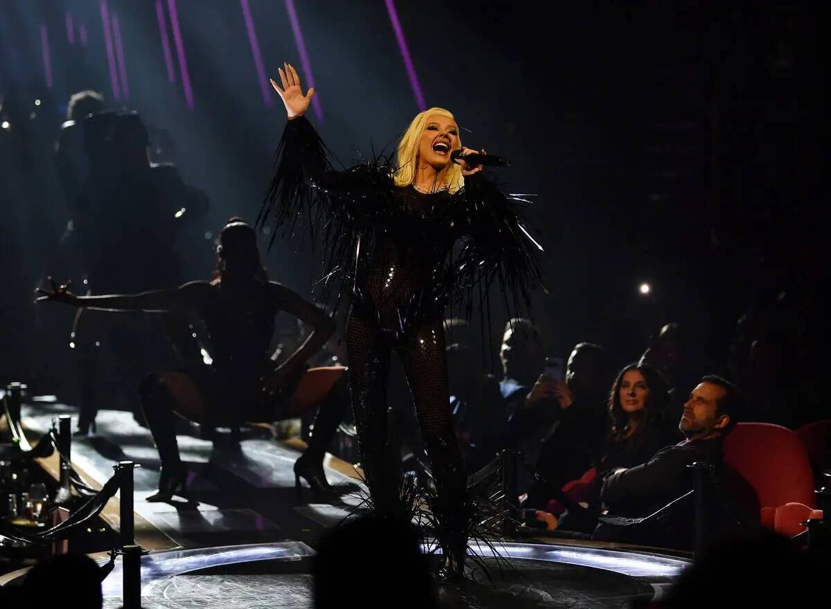 Christina Aguilera se presenta en su espectáculo inaugural en Voltaire en The Venetian, el 30 ...