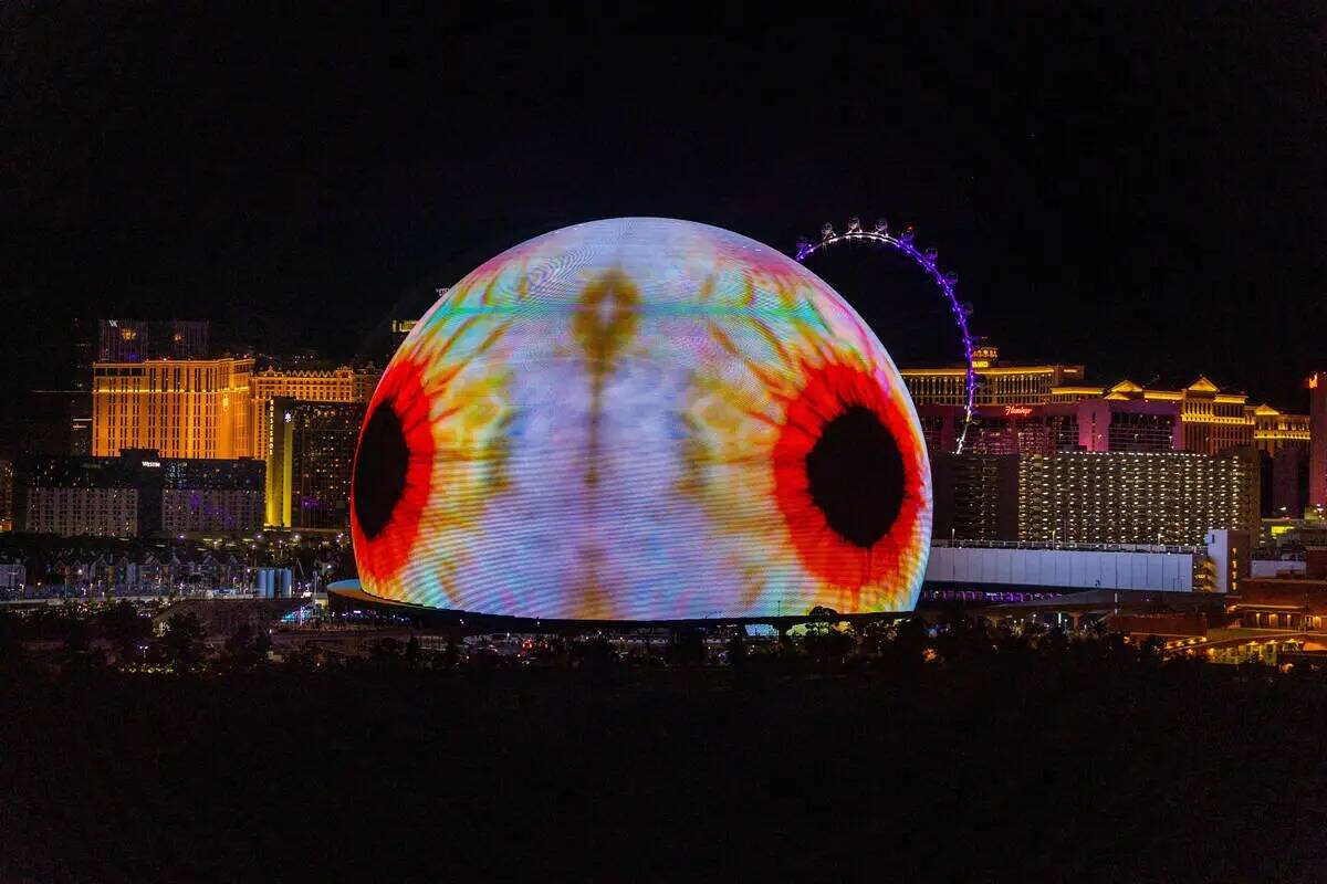 Un gráfico de globos oculares durante la noche de apertura del concierto de en la Sphere con U ...