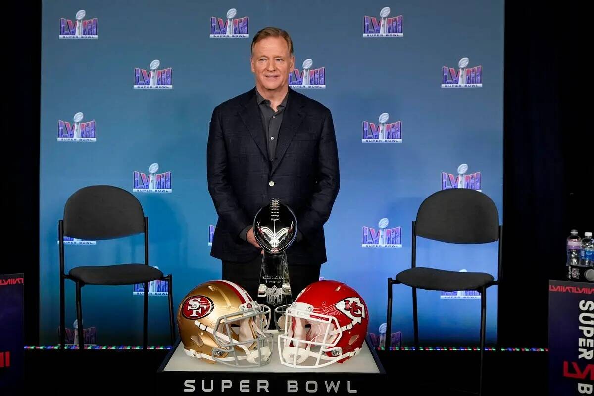 El comisionado de fútbol americano de la NFL, Roger Goodell, posa durante una conferencia de p ...