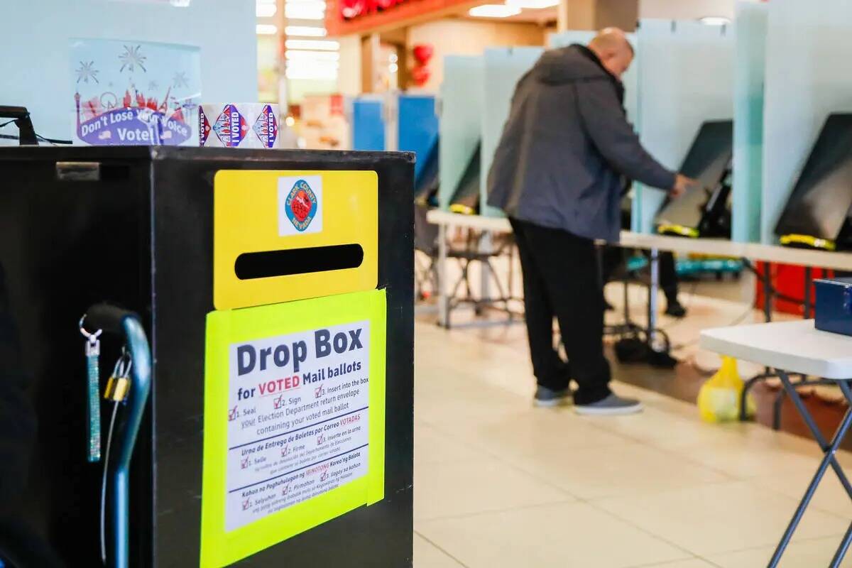 Un votante deposita su voto durante el periodo de votación anticipada en Seafood City Market, ...