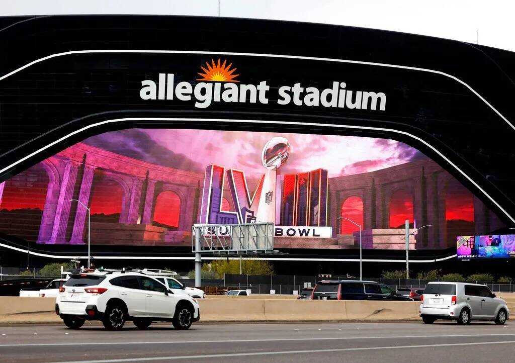 El Allegiant Stadium se viste de gala para el Super Bowl, el viernes 2 de febrero de 2024, en L ...