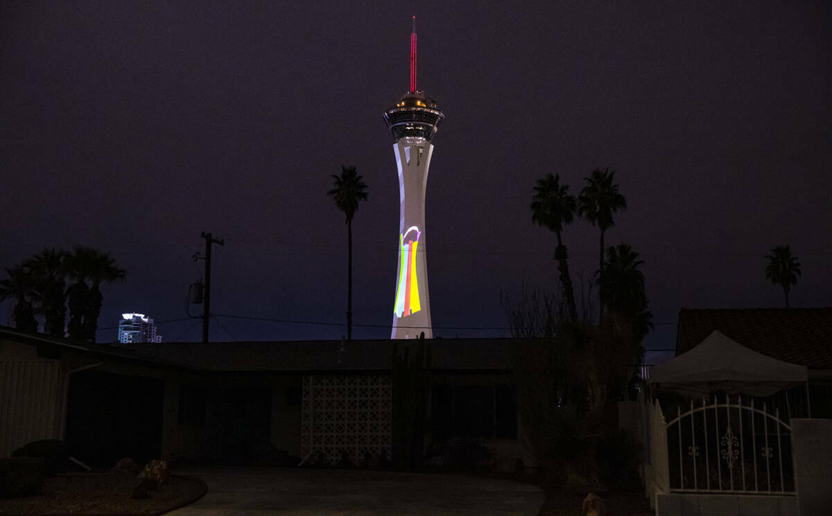 Proyecciones luminosas son probadas en The Strat, el lunes 5 de febrero de 2024, en Las Vegas. ...