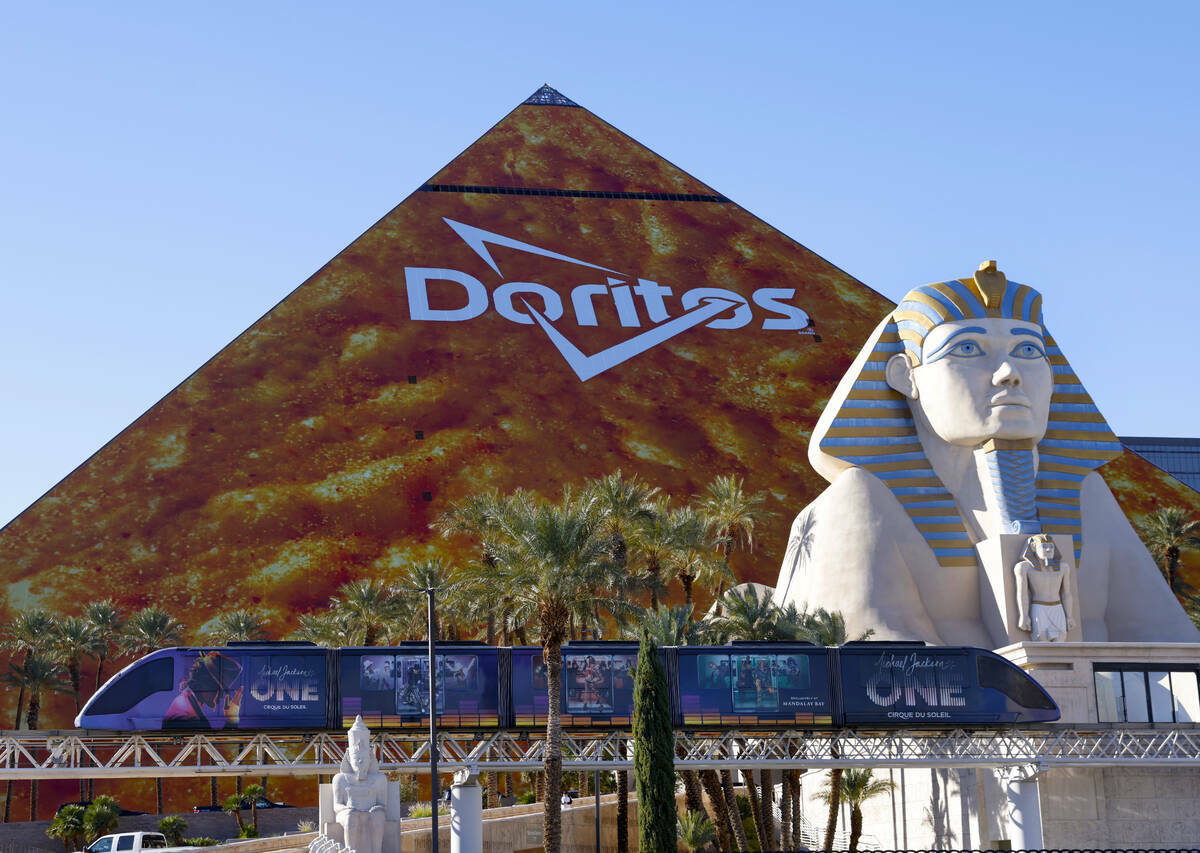 El anuncio de Doritos envuelve el lado este del Luxor, el jueves 4 de enero de 2024, en Las Veg ...