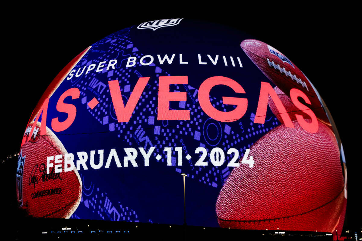 The Sphere muestra logotipos relacionados con el Super Bowl LVIII, el lunes 5 de febrero de 202 ...