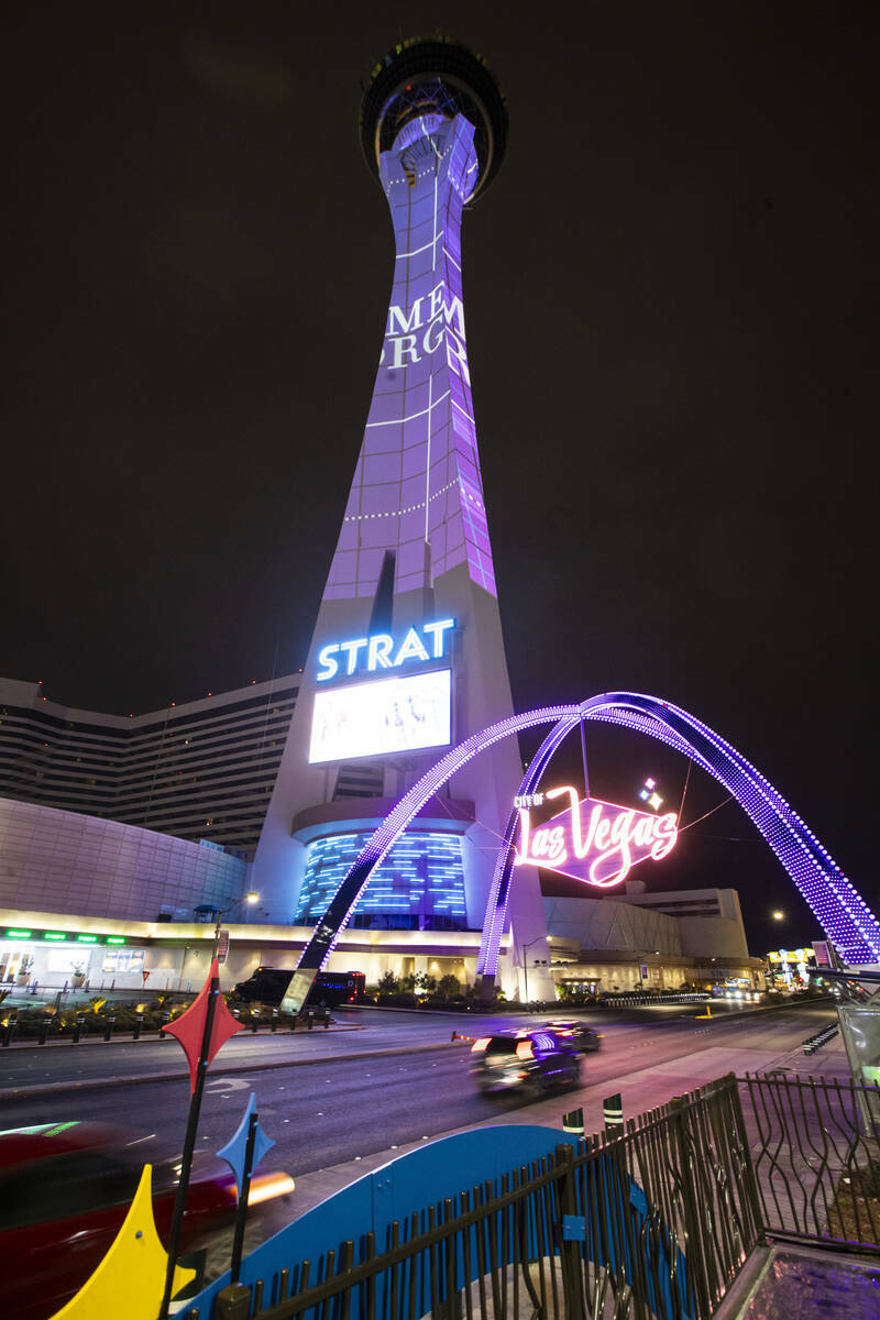 Proyecciones luminosas son probadas en The Strat, el lunes 5 de febrero de 2024, en Las Vegas. ...