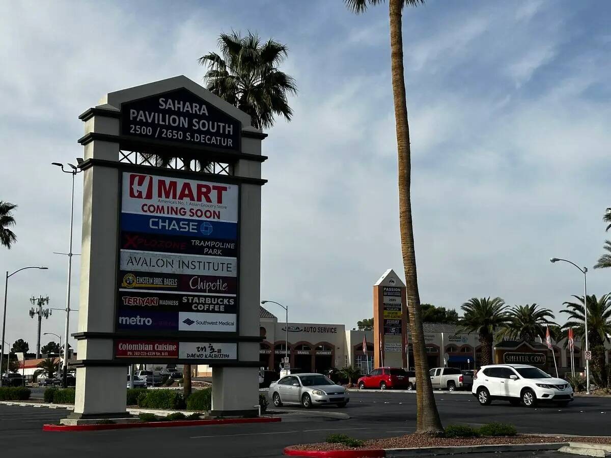 Carteles exteriores que muestran que un H-Mart abrirá sus puertas en Las Vegas cerca de la int ...