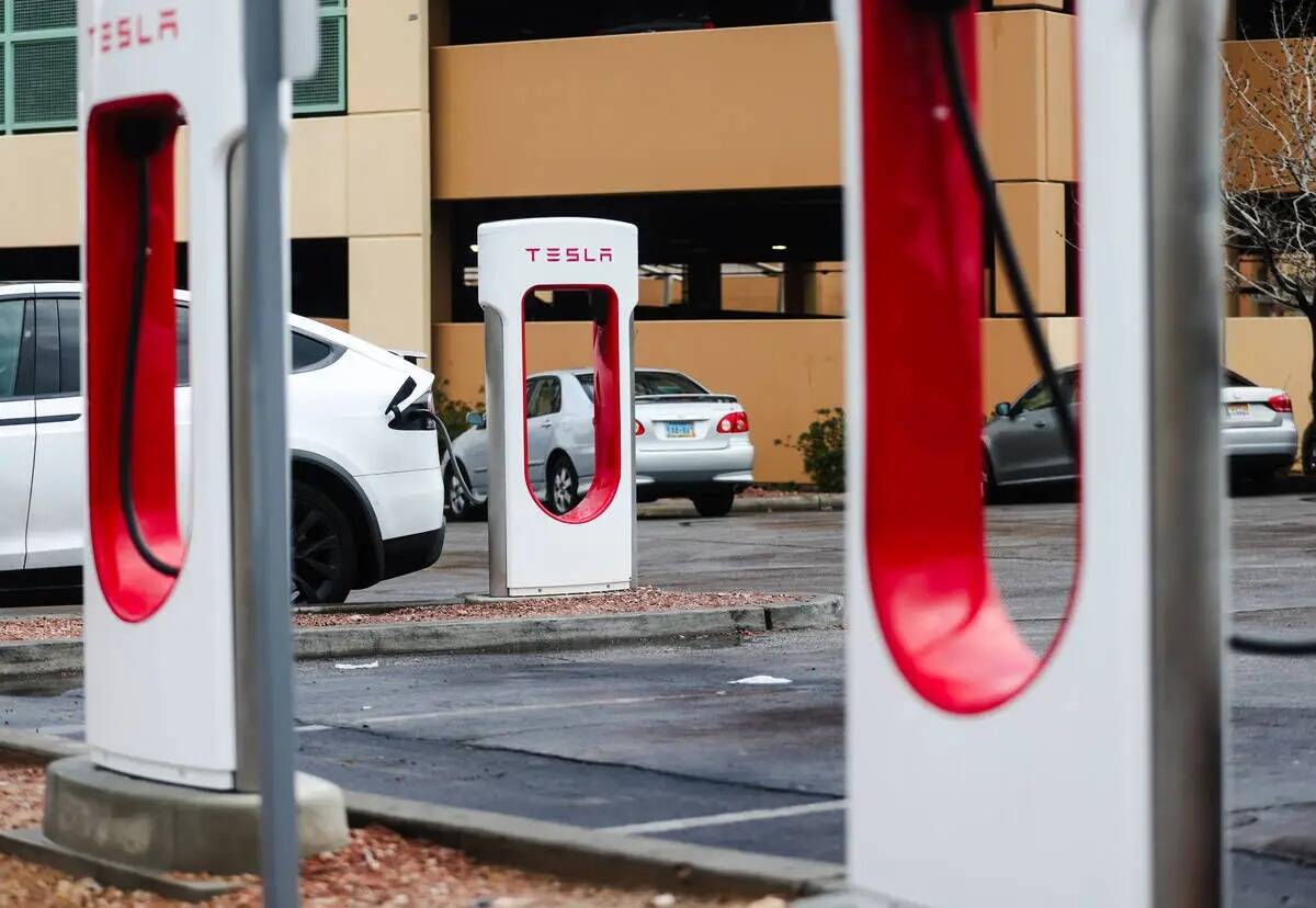 Estaciones de carga para carros eléctricos en Las Vegas North Premium Outlets el martes 6 de f ...