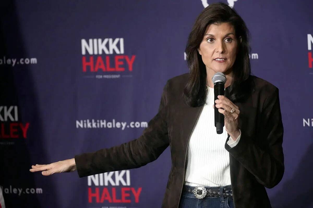 La exembajadora ante la ONU Nikki Haley, candidata presidencial republicana, habla durante un e ...