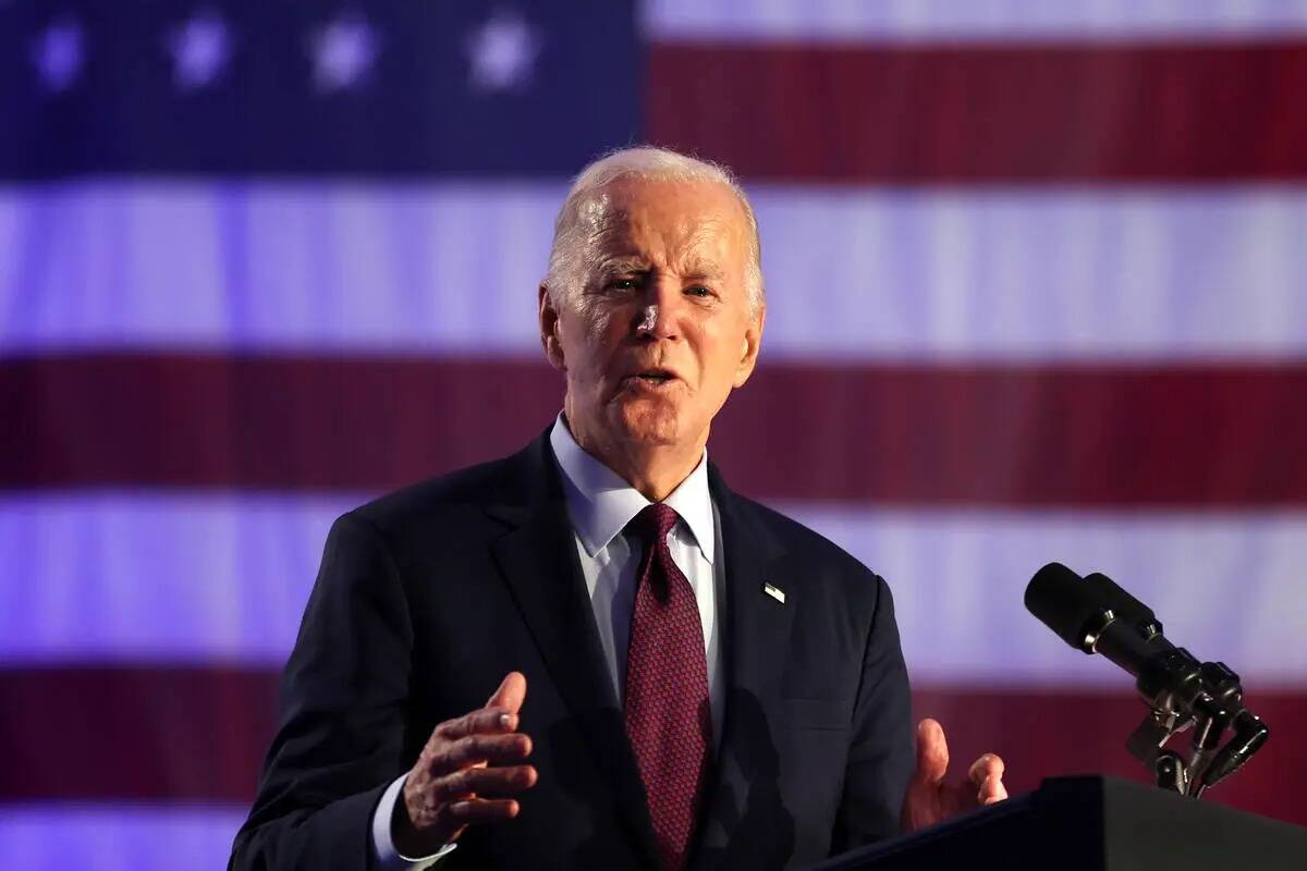 El presidente Joe Biden habla durante un evento de campaña previo a las elecciones primarias d ...