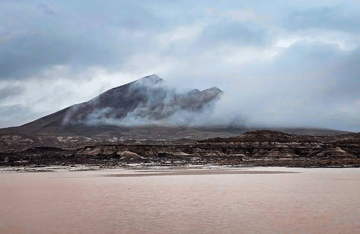 El lago Tecopa resurge de su profundo letargo pleistocénico tras dos días de fuertes lluvias ...