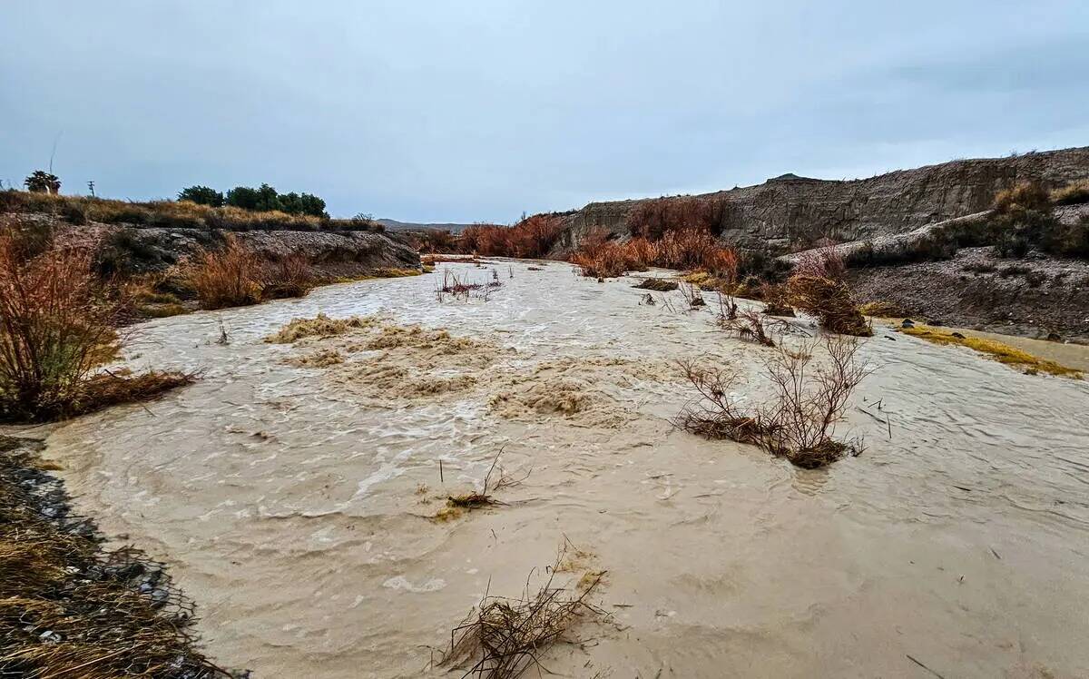 El río Amargosa fluye con fuerza a través del Amargosa Canyon, el martes 6 de febrero de 2024 ...