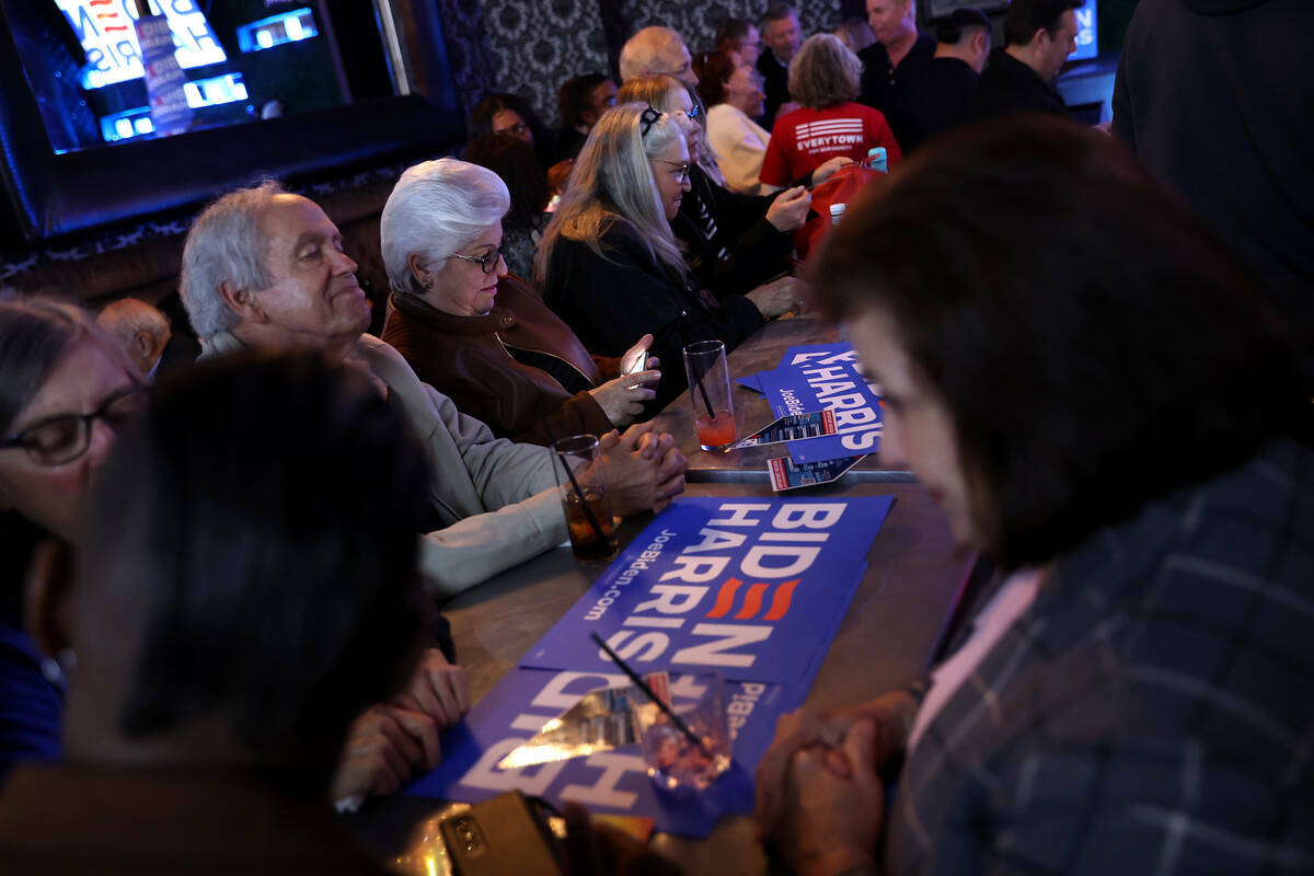 Demócratas esperan los resultados durante una celebración tras el cierre de las urnas en las ...