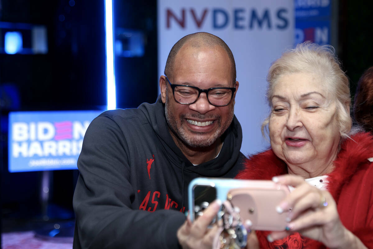 El procurador general de Nevada, Aaron Ford, posa para un selfie con la demócrata Honey Borla ...