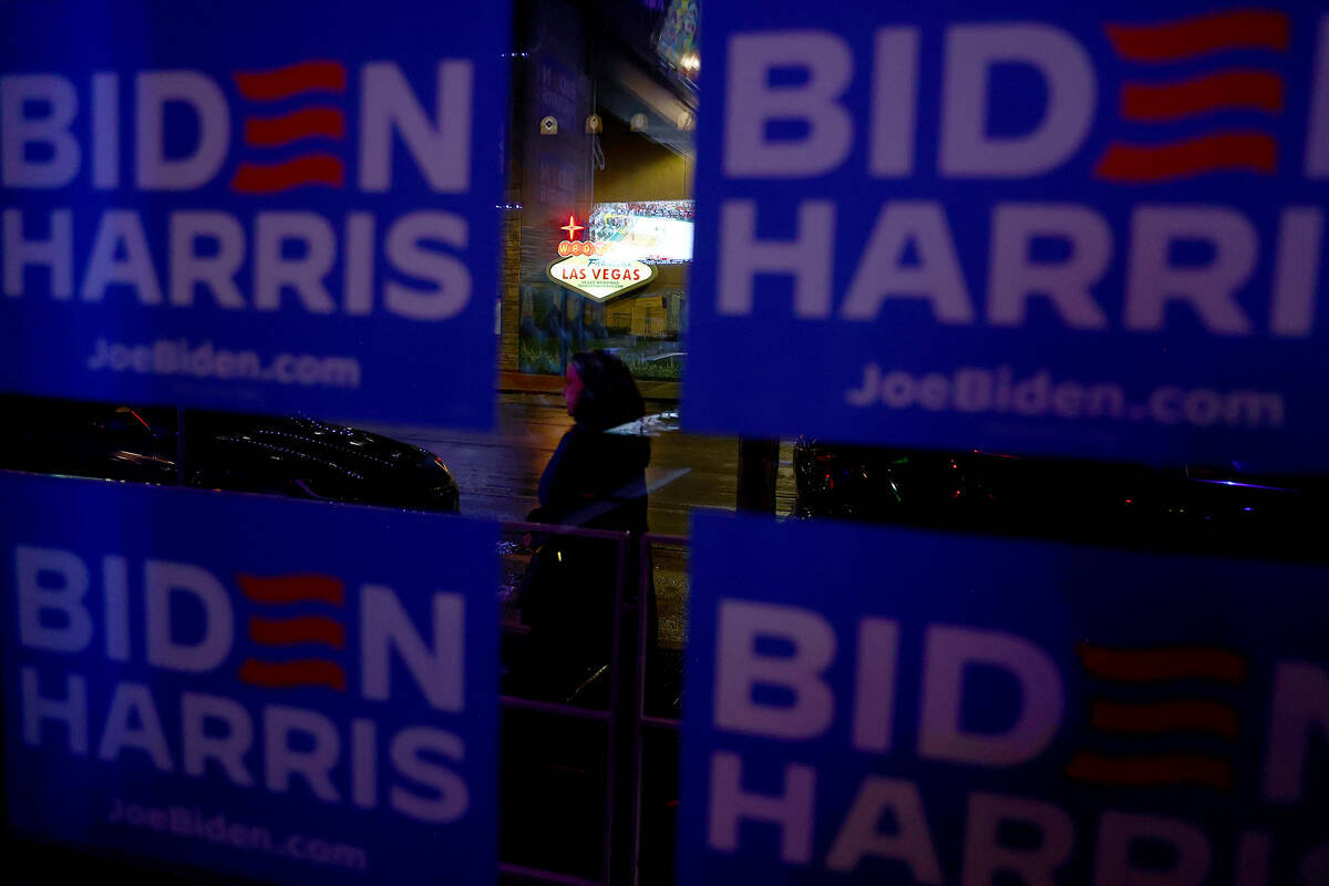 Carteles de la campaña Biden-Harris adornan las ventanas del Classic Jewel durante una celebra ...
