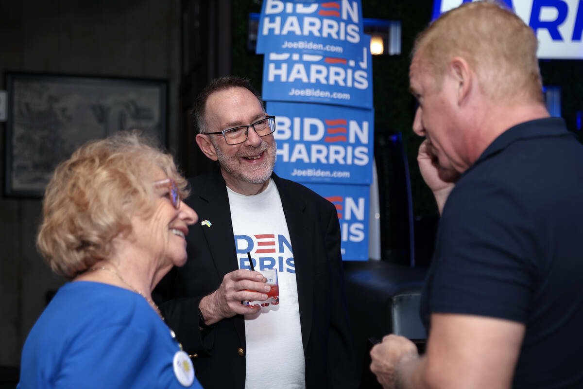 Margy Feldman, a la izquierda, Richard Gilroy y Steve Lane charlan durante una celebración par ...