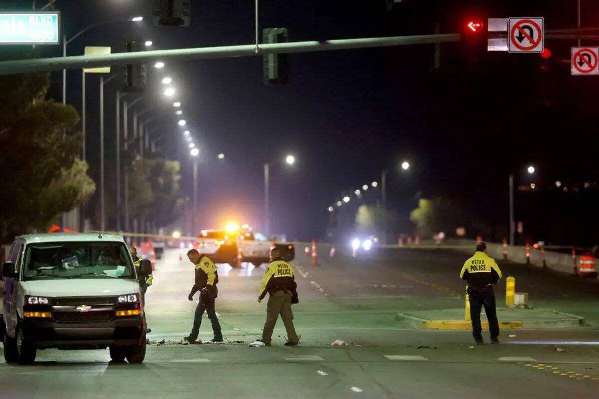 La policía de Las Vegas investiga un accidente mortal que involucró a una motocicleta y un au ...