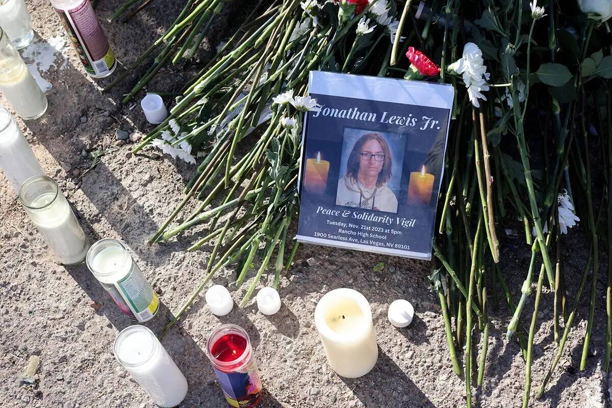 Un memorial para el estudiante de Rancho High School Jonathan Lewis Jr., que fue asesinado en u ...