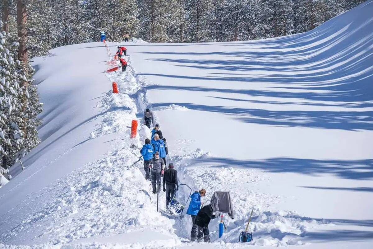 Una fila de trabajadores en las pistas de Lee Canyon, el miércoles 7 de febrero de 2024. (Lee ...