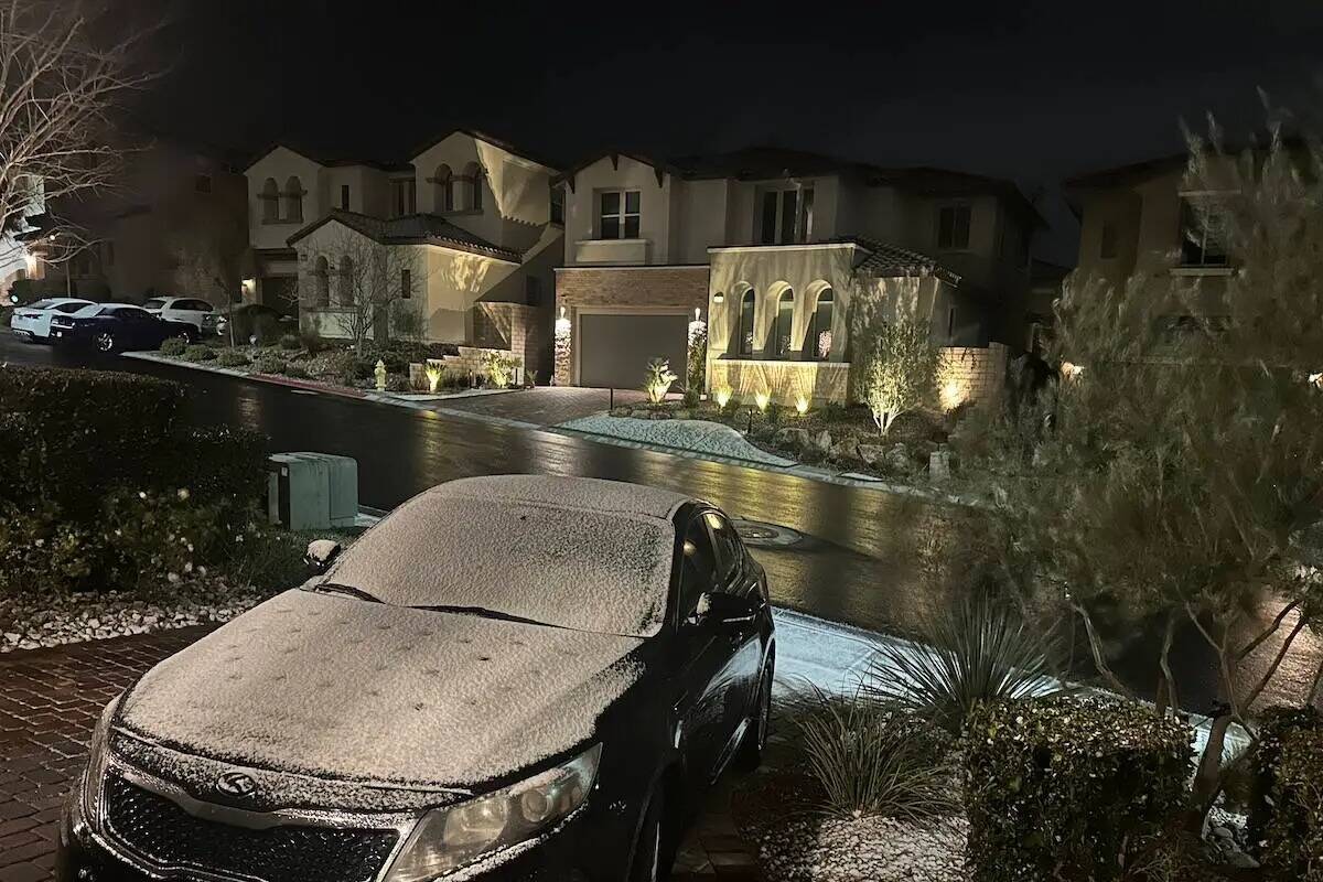 La nieve se ve en un vehículo cerca de Fox Hill Park en Summerlin, el jueves, 11 de enero 2024 ...