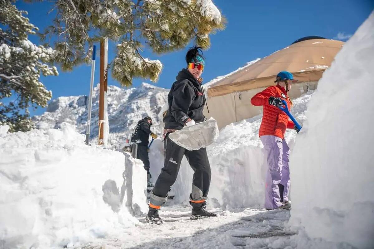 Palas quitan pies de nieve alrededor de los edificios en Lee Canyon el miércoles, 7 de febrero ...