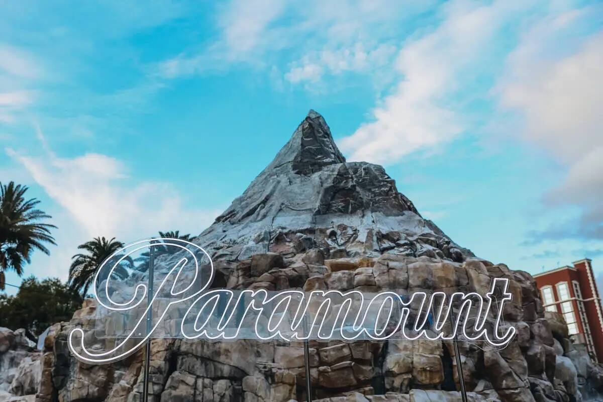 El volcán de The Mirage se convierte en una montaña para la atracción de Paramount frente a ...