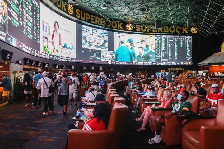 Una sala abarrotada mira las pantallas en el Sports Book at Westgate en Las Vegas, el domingo 1 ...