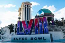 Se ve una instalación del Super Bowl frente al Caesars Palace, el miércoles 7 de febrero de 2 ...