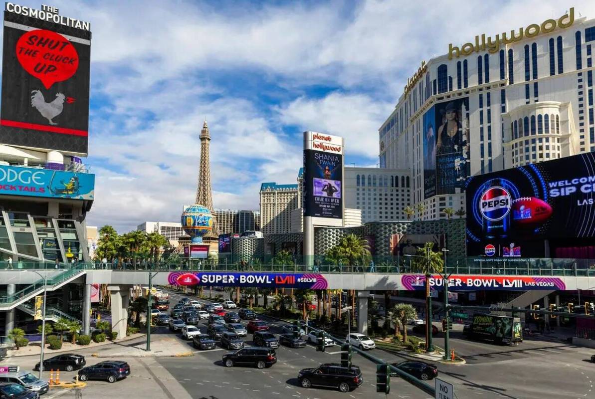 Publicidad del Super Bowl en un puente peatonal a lo largo del Strip, el miércoles 7 de febrer ...