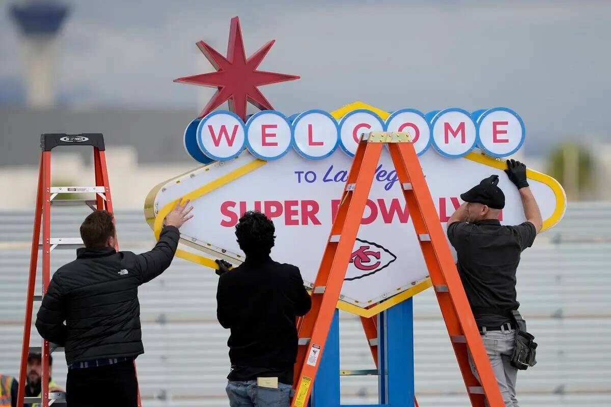 Los trabajadores preparan un letrero de bienvenida a Las Vegas antes de la llegada de los equip ...