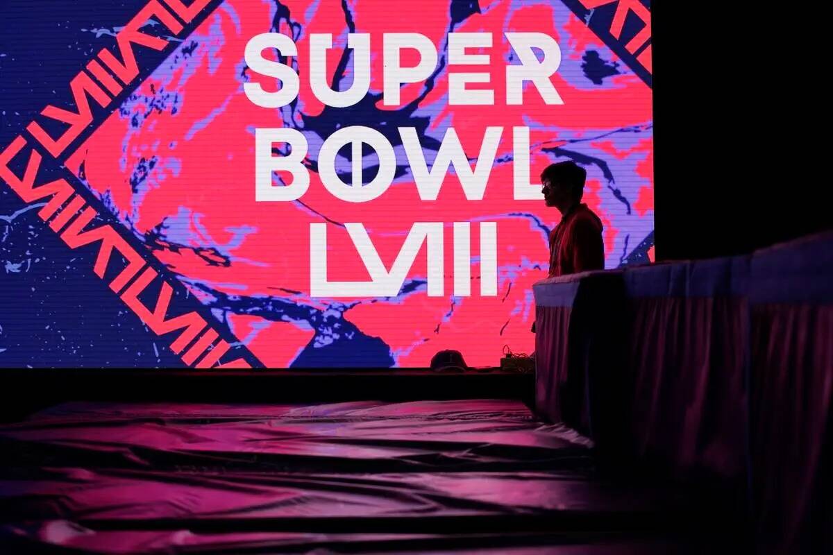 Un trabajador junto a una exposición en el Super Bowl Experience antes del partido de fútbol ...