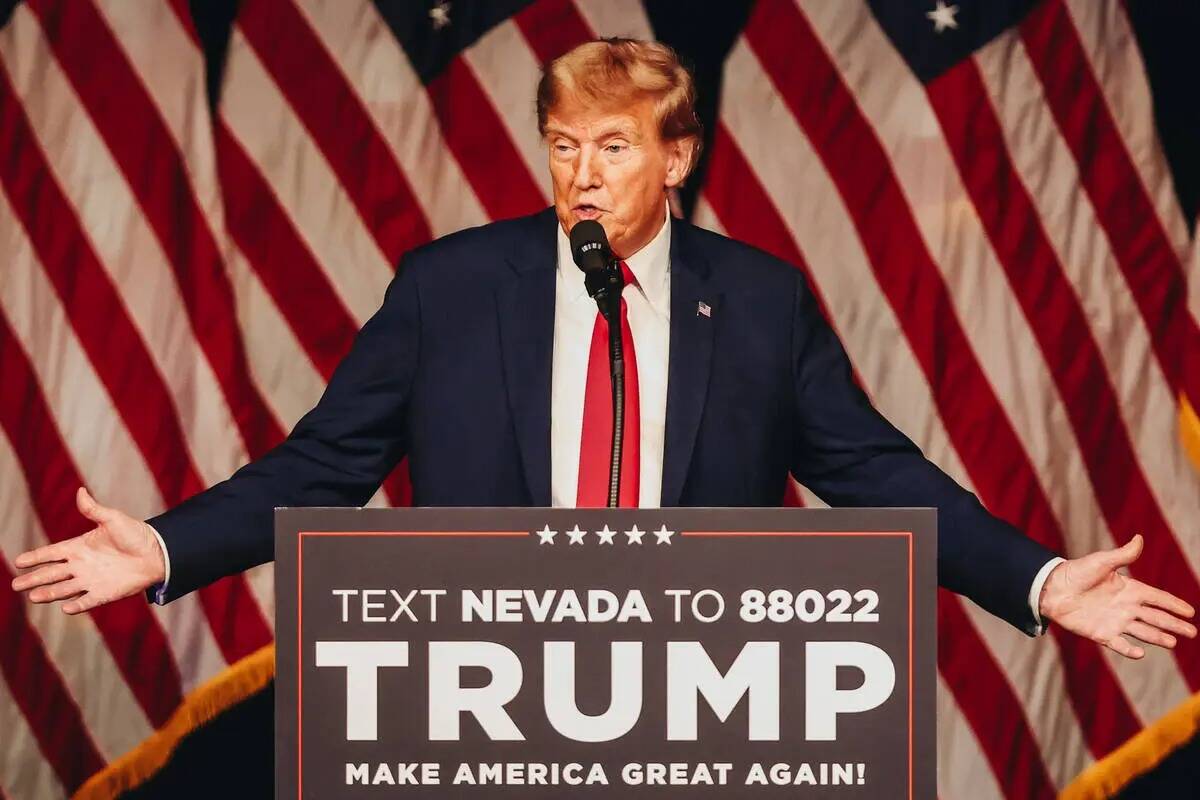 El expresidente Donald Trump habla a una multitud en una fiesta organizada por la campaña de T ...