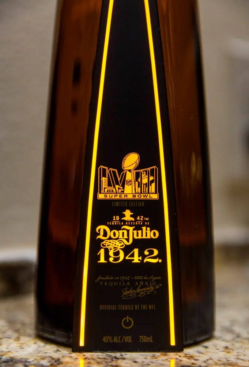 La icónica forma de la botella de Tequila Don Julio 1942, tiene su réplica a tamaño real de ...
