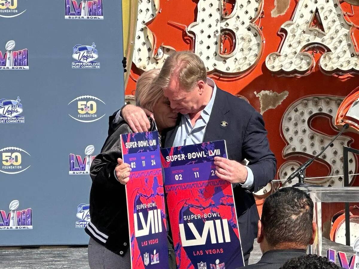 El comisionado de la NFL Roger Goodell (derecha) abraza a Courtney Kaplan después de sorprende ...