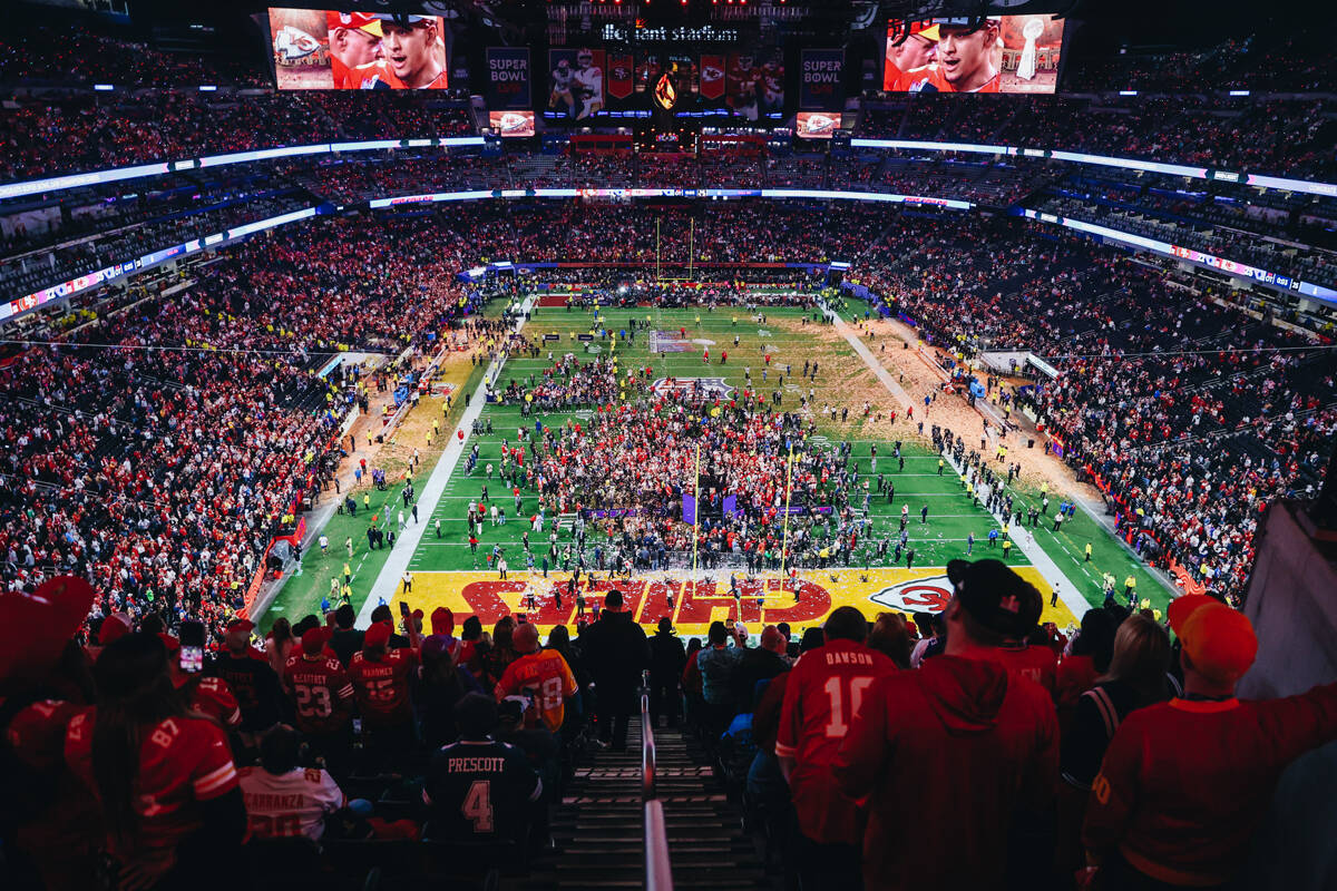 Los Kansas City Chiefs celebran haber ganado el Super Bowl LVIII en el Allegiant Stadium el dom ...