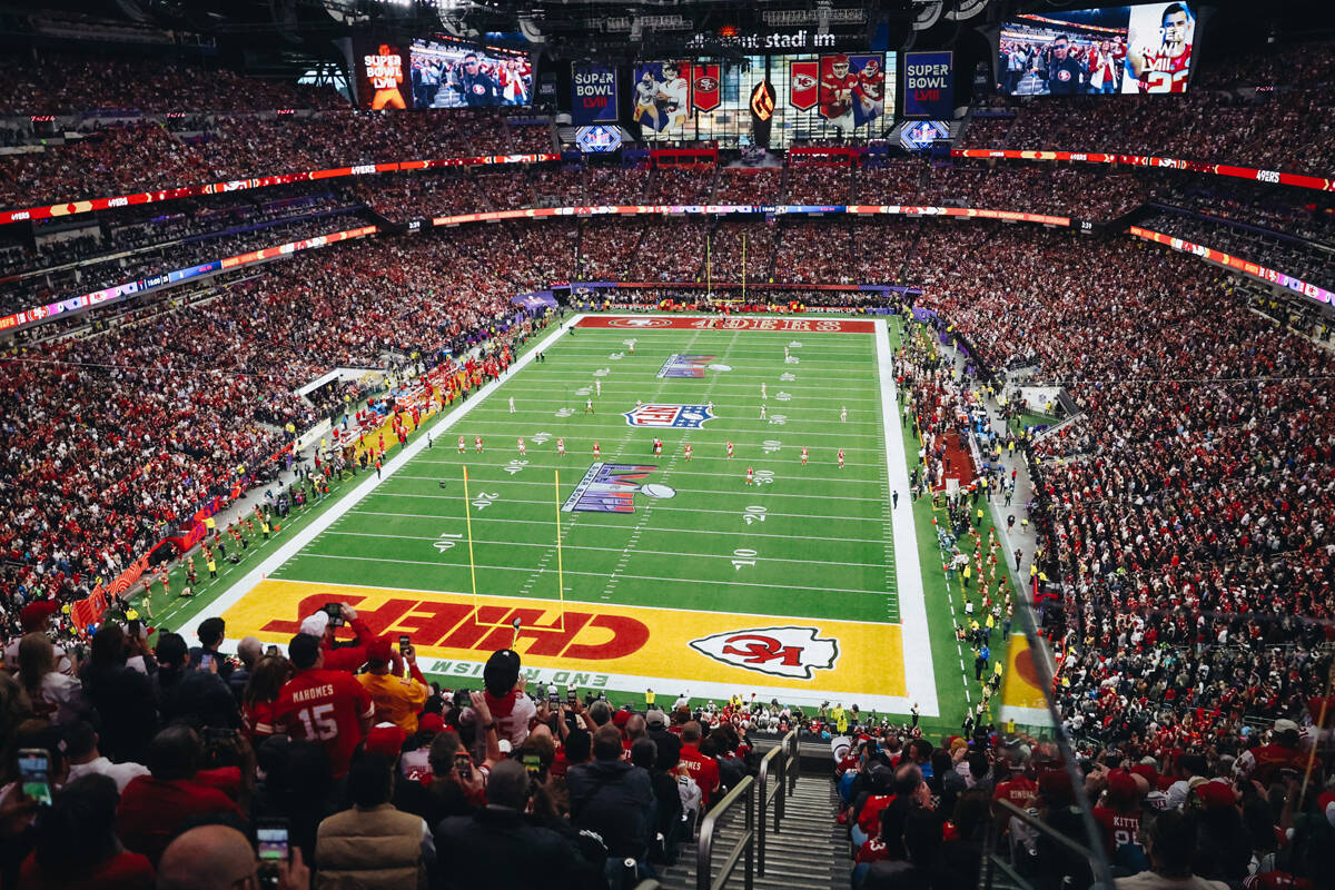El campo se ve durante el Super Bowl LVIII en el Allegiant Stadium el domingo 11 de febrero de ...
