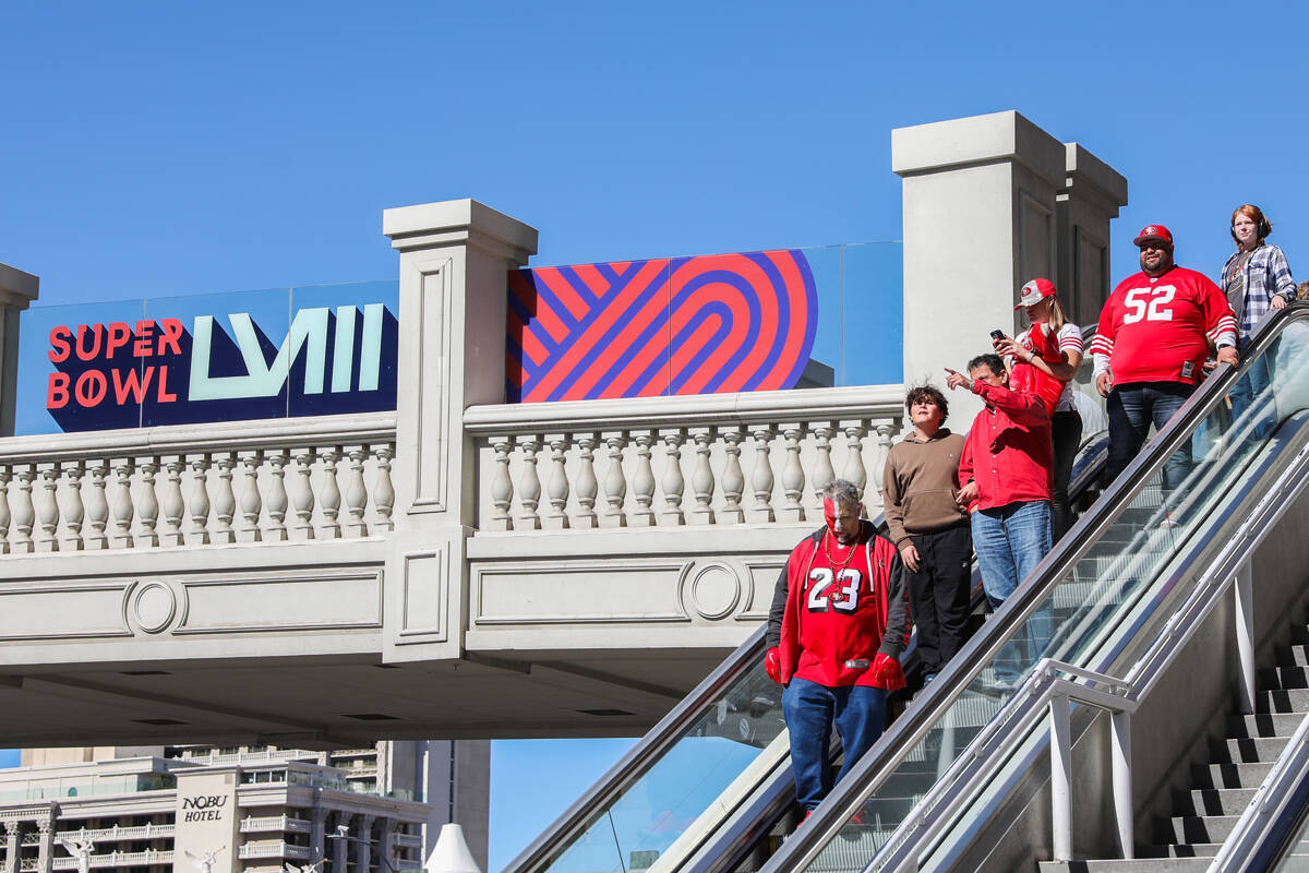 Los fanáticos de los 49ers de San Francisco caminan por el Strip antes del Super Bowl LVIII el ...