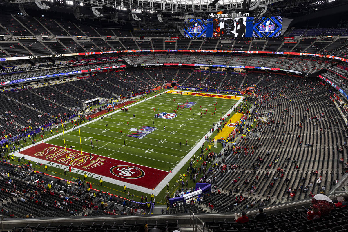 Una vista del campo del Super Bowl LVIII en el Allegiant Stadium el domingo 11 de febrero de 20 ...