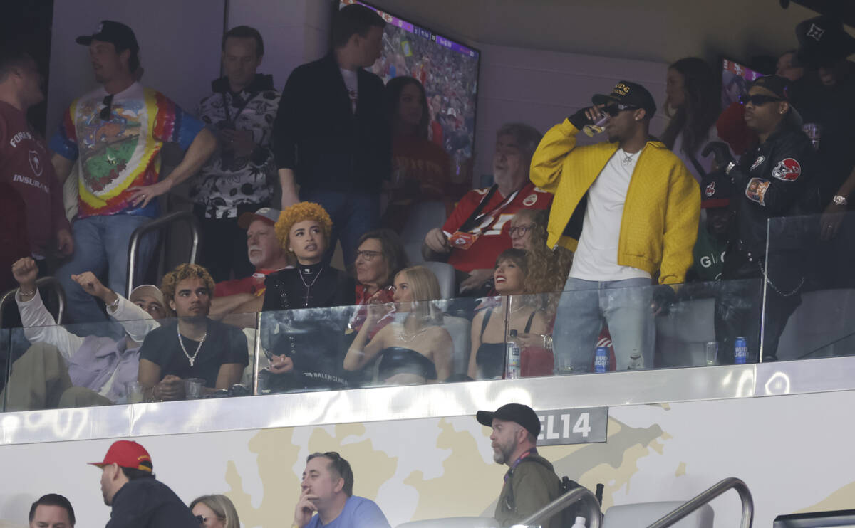 Taylor Swift, centro derecha, observa durante la primera mitad del Super Bowl 58 entre los Kans ...