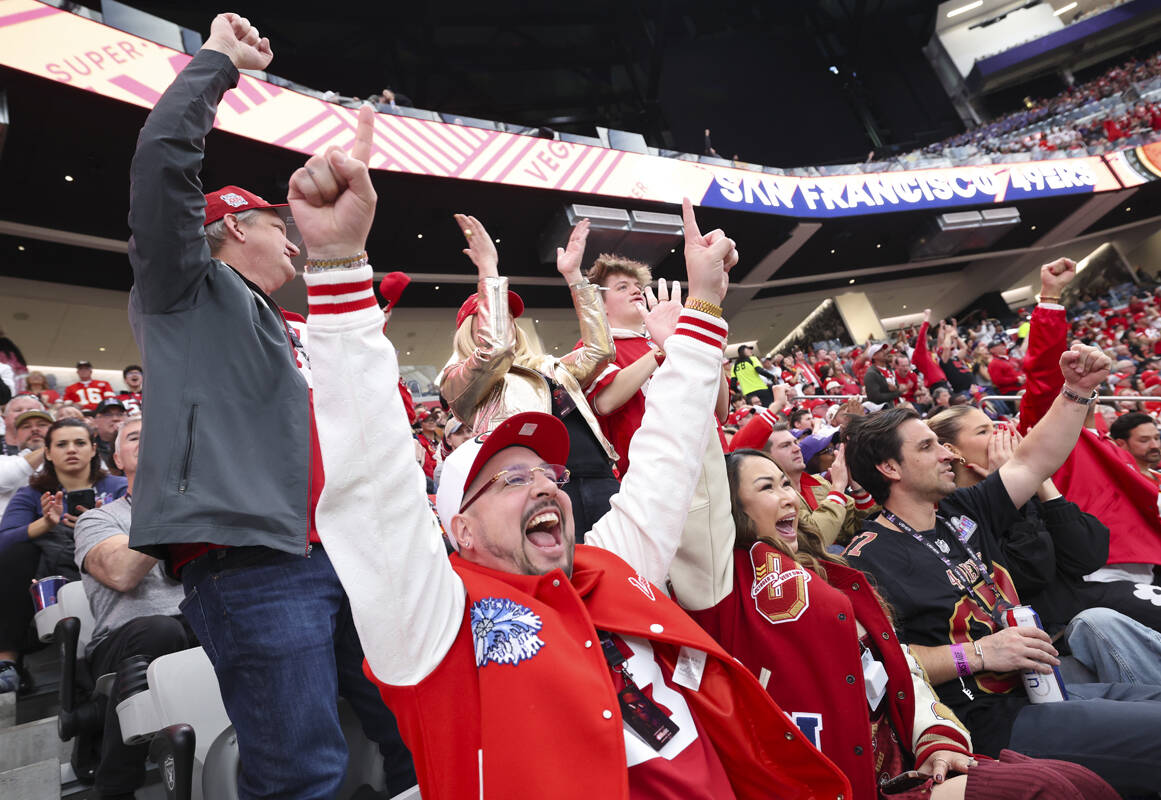Los fanáticos aplauden durante la primera mitad del Super Bowl LVIII en el Allegiant Stadium e ...