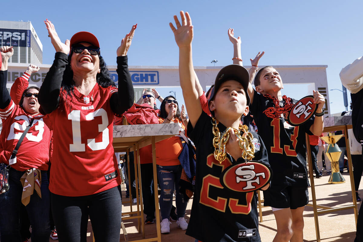Los fanáticos de los 49ers de San Francisco animan a comprar recuerdos el domingo 11 de febrer ...