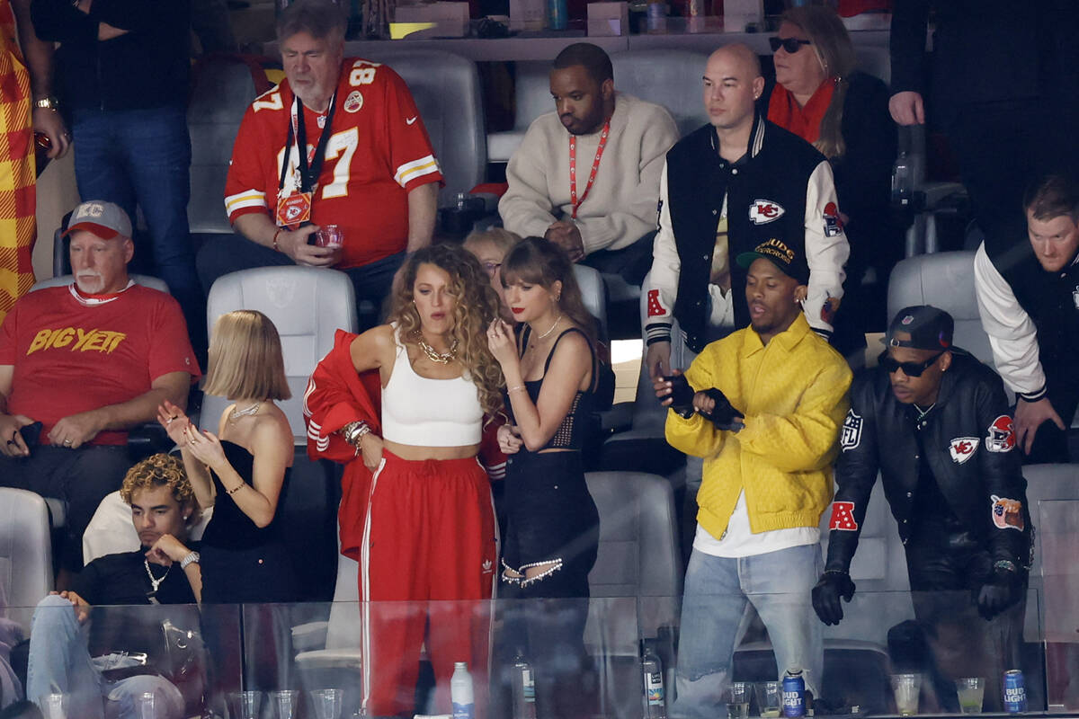 Taylor Swift es vista junto a Blake Lively durante el Super Bowl LVIII entre los Kansas City Ch ...