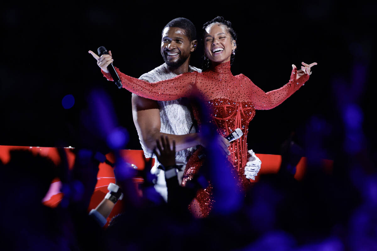 Usher y Alicia Keys actúan durante el medio tiempo del Super Bowl LVIII el domingo 11 de febre ...