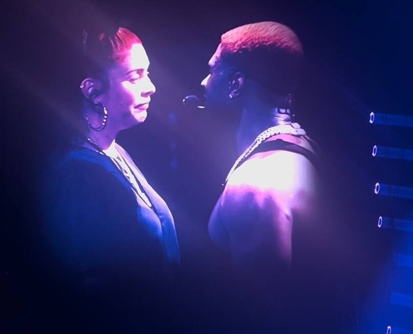 Usher y su novia, Jennifer Goicoechea, comparten un momento en Dolby Live en Park MGM el miérc ...