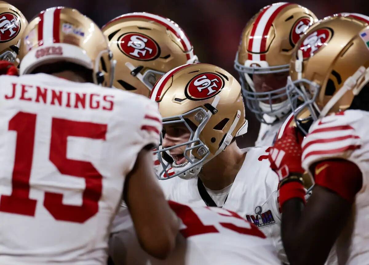 Brock Purdy, quarterback de los San Francisco 49ers, se reúne con sus compañeros durante la p ...