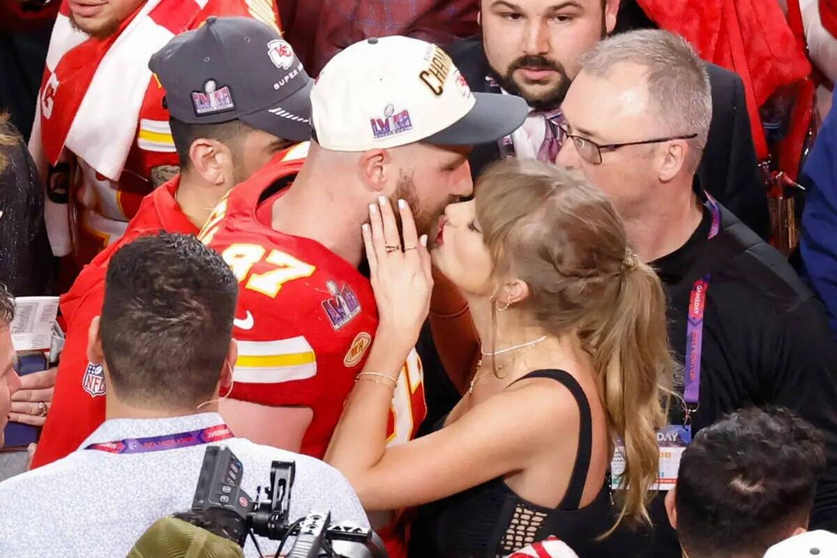El tight end de los Kansas City Chiefs Travis Kelce (87) y Taylor Swift celebran la victoria de ...