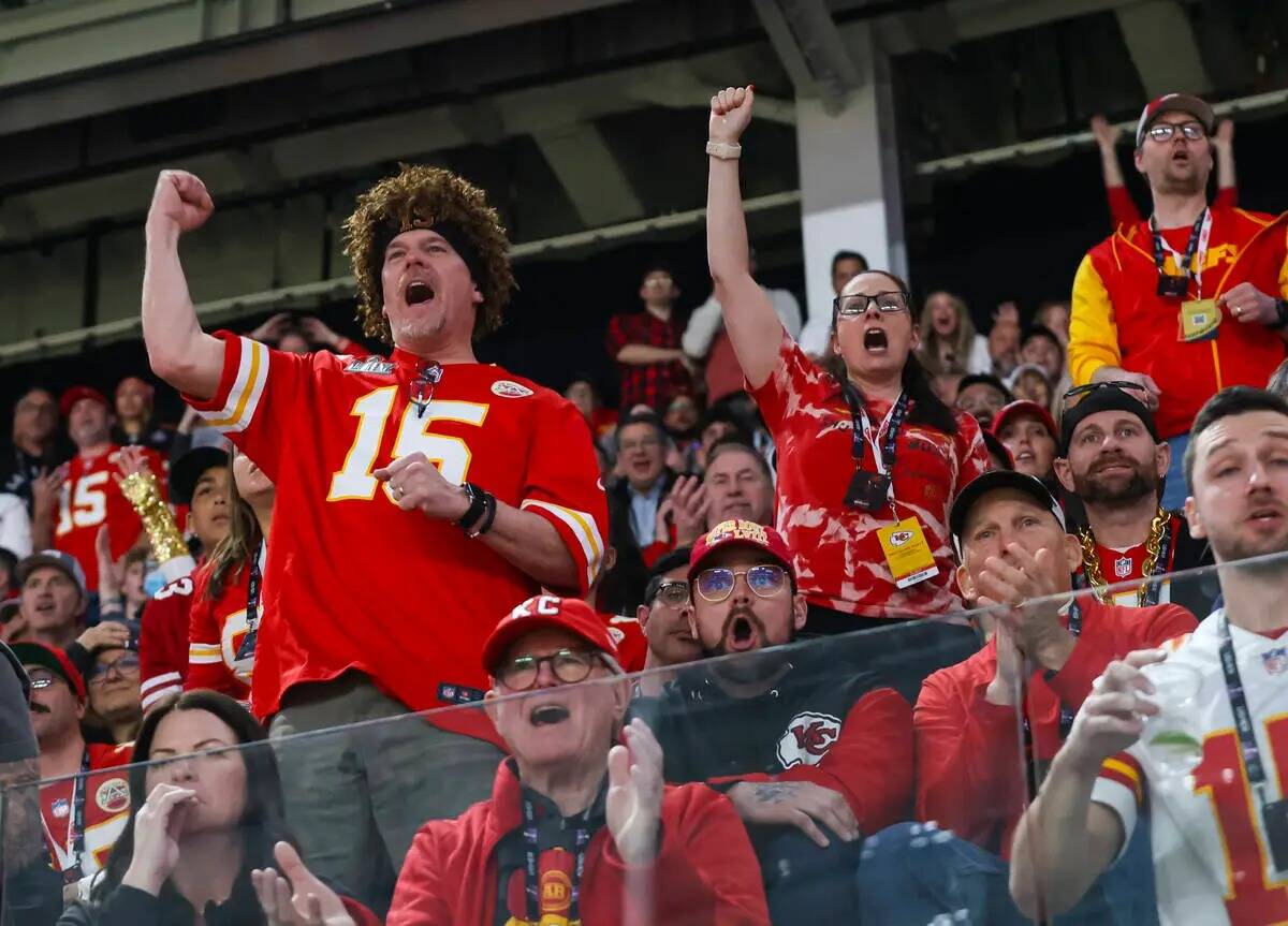 Los fans de los Kansas City Chiefs animan durante la segunda parte del Super Bowl 58 contra los ...