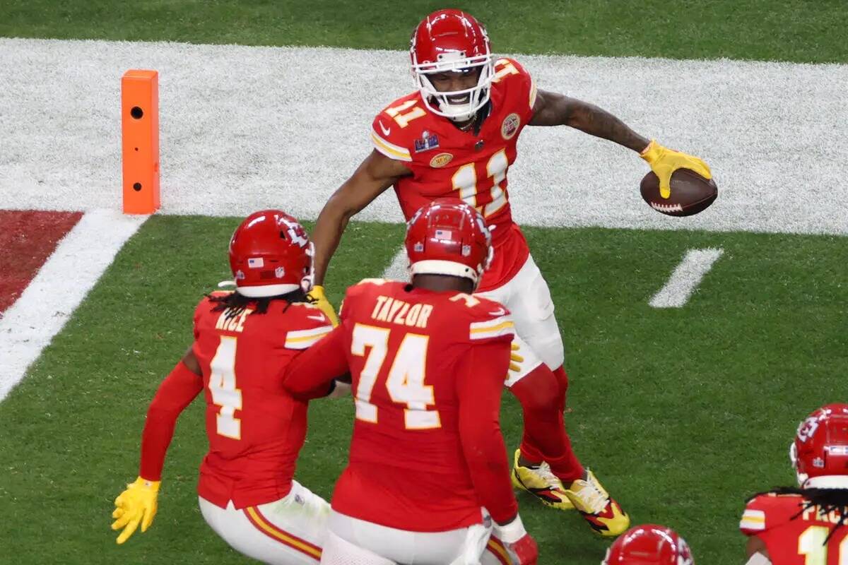 El wide receiver de los Kansas City Chiefs, Marquez Valdes-Scantling (11), celebra su touchdown ...