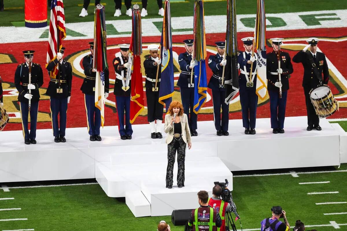 Reba McEntire se presenta antes del comienzo del Super Bowl 58 en el Allegiant Stadium, el domi ...